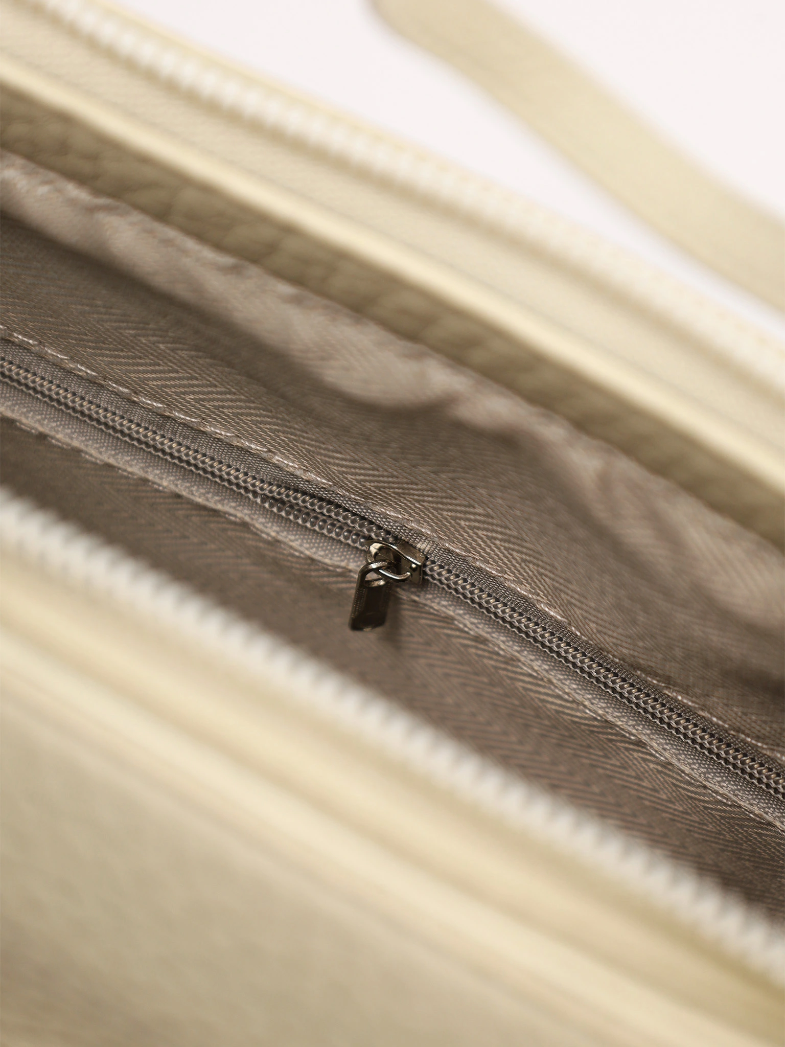 Сумка-тоут с карманом на кнопке и декоративным платком в ассортименте